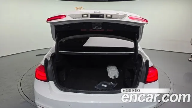 BMW 3 серии 2018 thumb 6