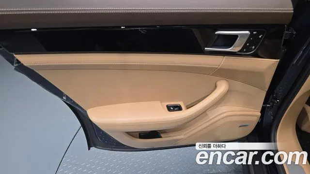 Porsche Panamera 2018 thumb 12