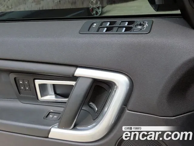 Land Rover Discovery Sport 2017 thumb 12