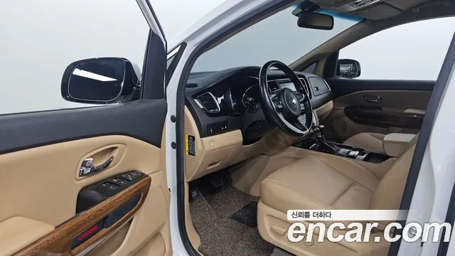 Kia Carnival 2016 thumb 8