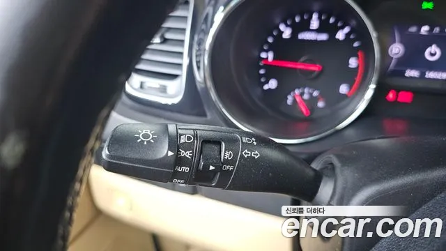 Kia Carnival 2016 thumb 10