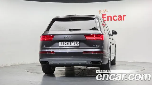 Audi Q7 2019 thumb 2