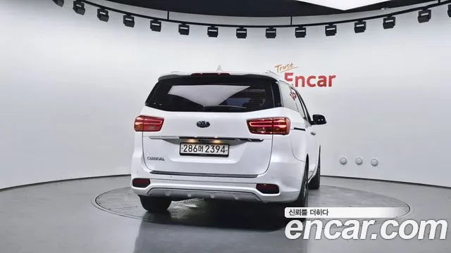 Kia Carnival 2018 thumb 3