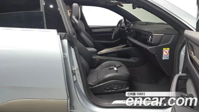 Porsche Macan EV 2025 thumb 2