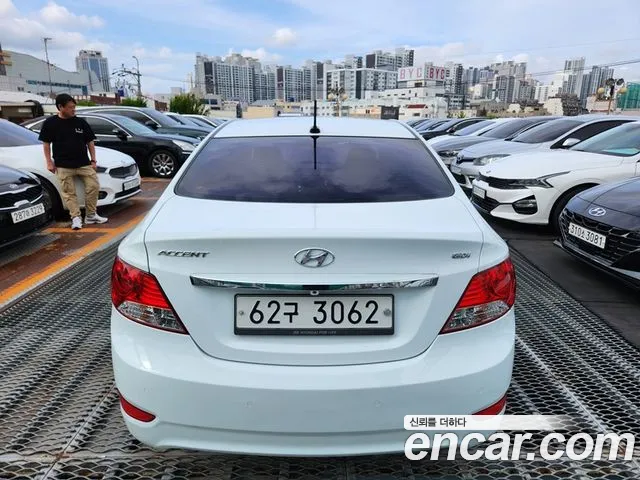 Hyundai Accent 2013 thumb 10