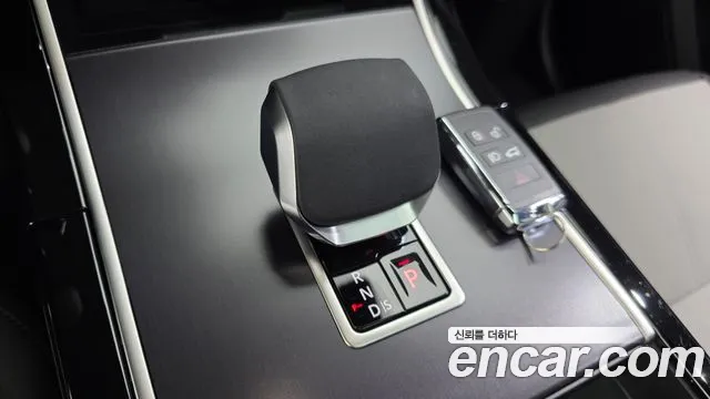Land Rover Range Rover Velar 2025 thumb 3