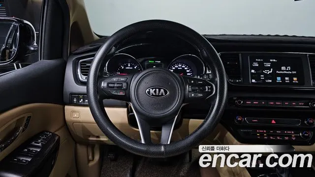 Kia Carnival 2017 thumb 10