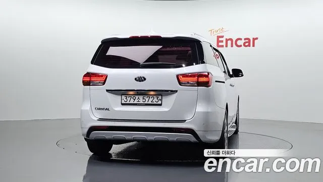Kia Carnival 2017 thumb 4