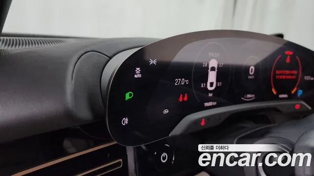 Porsche Taycan 2023 thumb 10