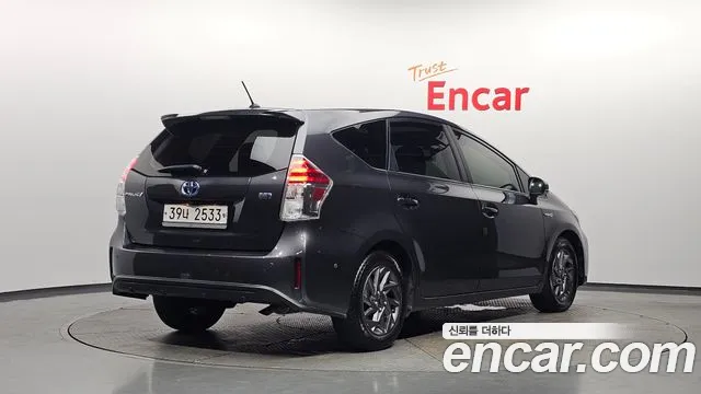 Toyota Prius V 2017 thumb 2