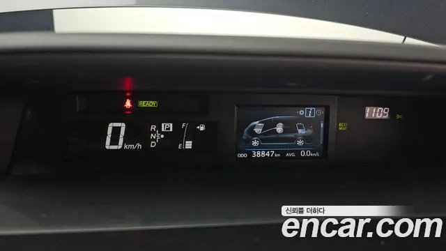 Toyota Prius V 2017 thumb 8
