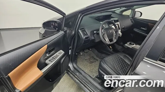 Toyota Prius V 2017 thumb 10