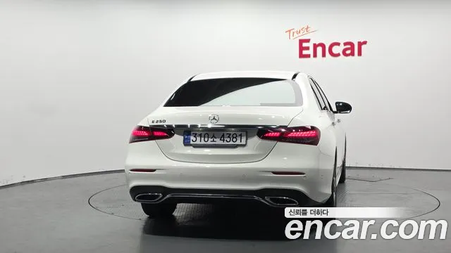 Mercedes-Benz E-Class 2023 thumb 3