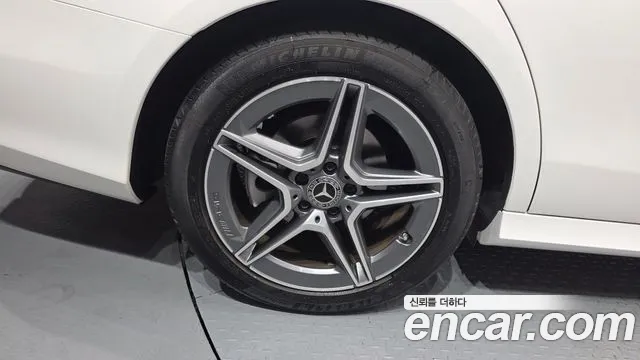 Mercedes-Benz E-Class 2023 thumb 4