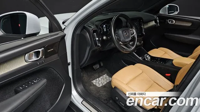 Volvo XC40 2019 thumb 2