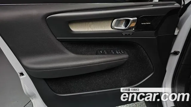 Volvo XC40 2019 thumb 10