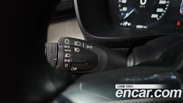 Volvo XC40 2019 thumb 6
