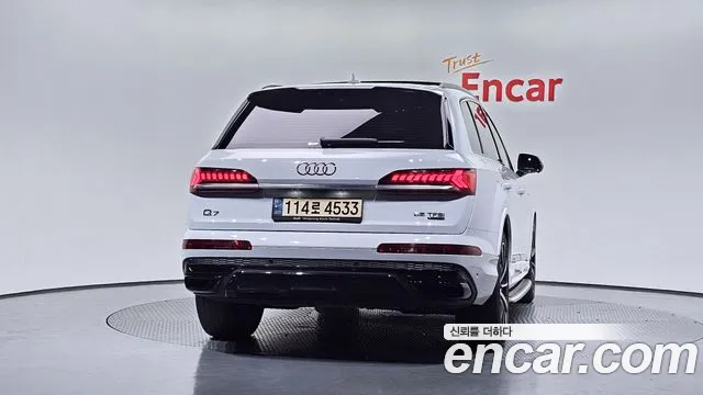 Audi Q7 2021 thumb 10