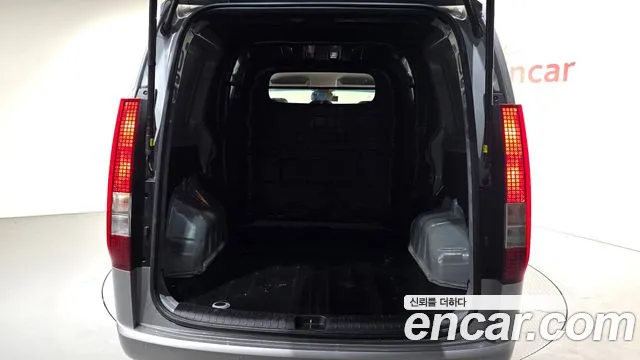 Hyundai Staria 2023 thumb 6