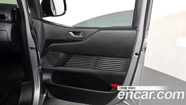 Hyundai Staria 2023 thumb 4