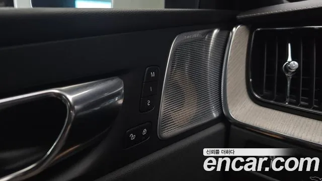 Volvo XC60 2019 thumb 8