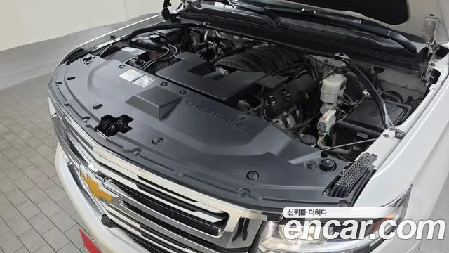Chevrolet Suburban 2017 thumb 2
