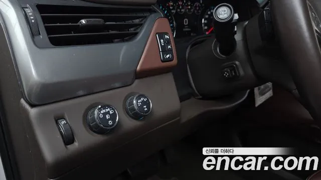 Chevrolet Suburban 2017 thumb 4