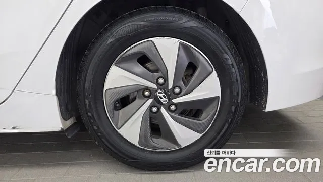 Hyundai Ioniq Hybrid 2016 thumb 11