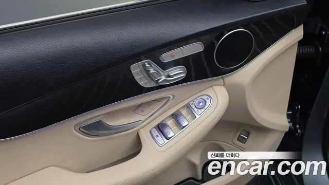 Mercedes-Benz C-Class 2019 thumb 8