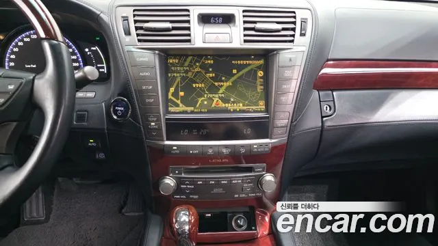 Lexus LS 2010 thumb 11