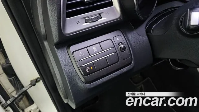 KGM Tivoli 2015 thumb 6
