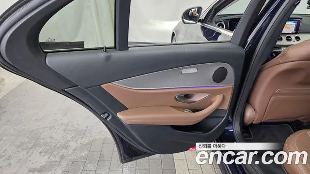 Mercedes-Benz E-Class 2017 thumb 12