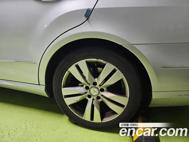 Mercedes-Benz E-Class 2011 thumb 10