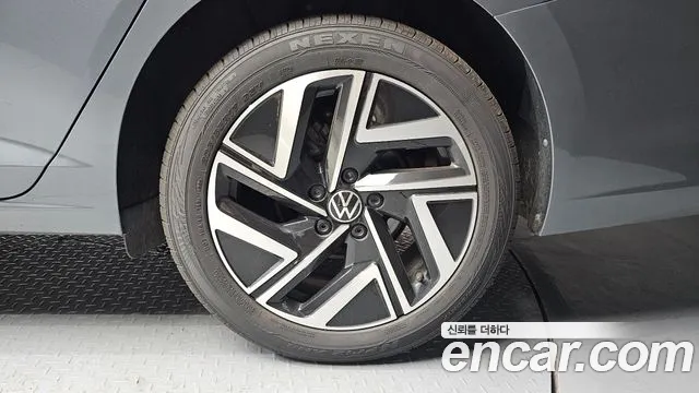Volkswagen Jetta 2023 thumb 4