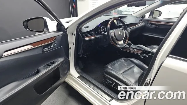 Lexus ES 300h 2012 thumb 10