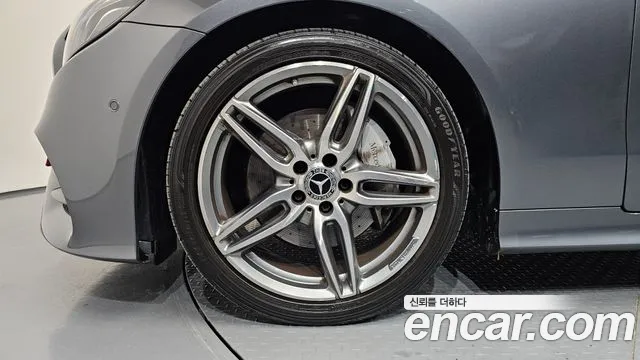 Mercedes-Benz E-Class 2018 thumb 11