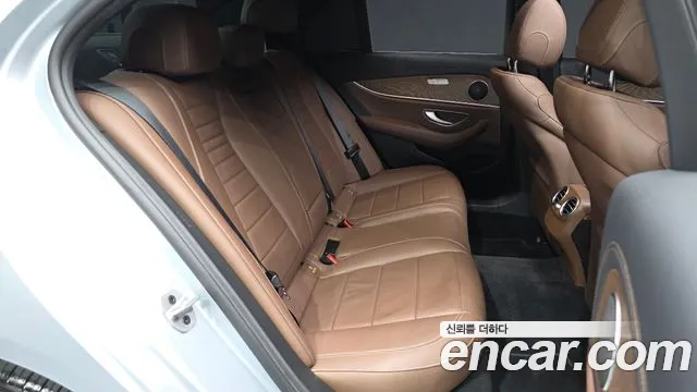 Mercedes-Benz E-Class 2022 thumb 8
