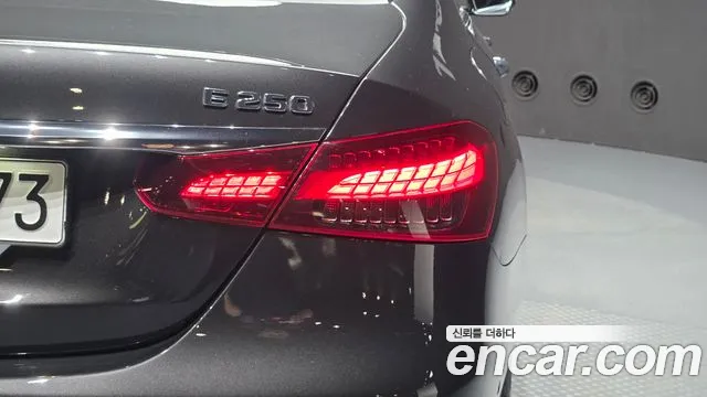 Mercedes-Benz E-Class 2022 thumb 9