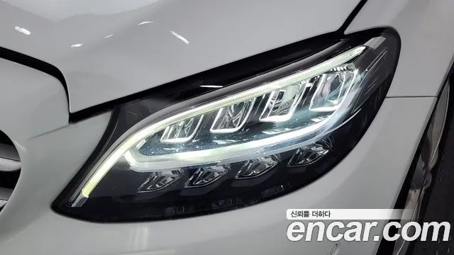 Mercedes-Benz C-Class 2019 thumb 12