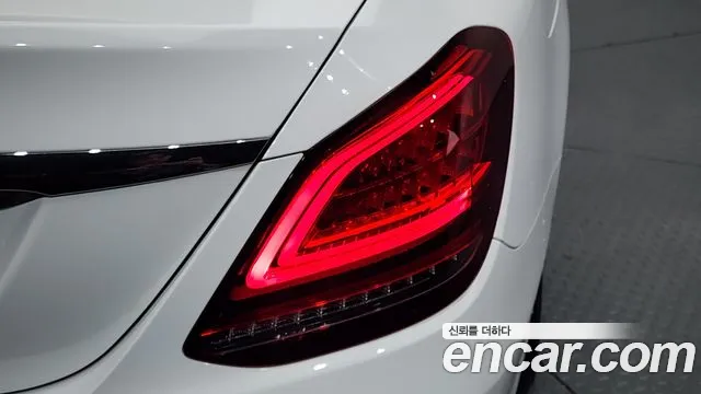 Mercedes-Benz C-Class 2019 thumb 9