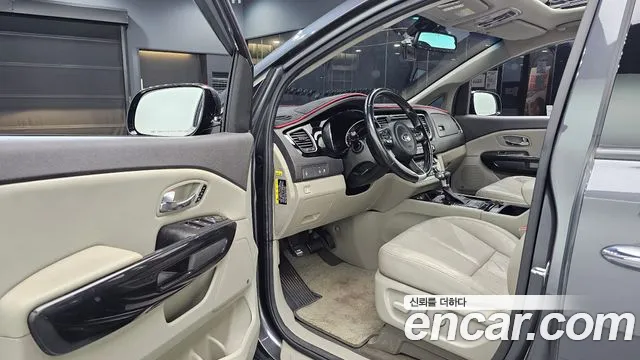 Kia Carnival 2016 thumb 10