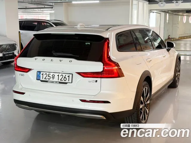 Volvo V60 Cross Country 2025 thumb 2