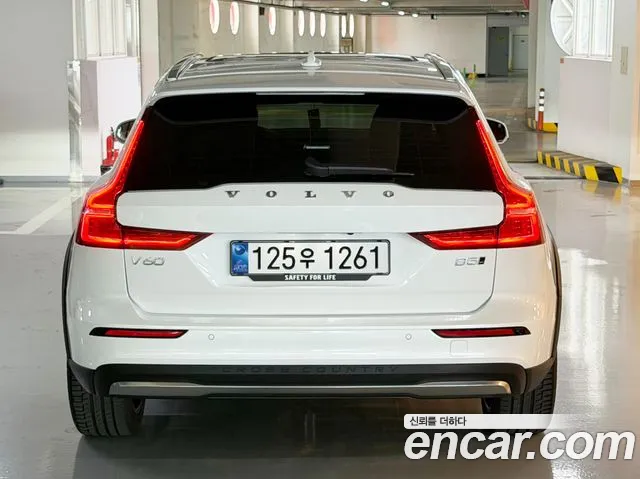 Volvo V60 Cross Country 2025 thumb 4