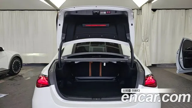 Mercedes-Benz E-Class 2025 thumb 9