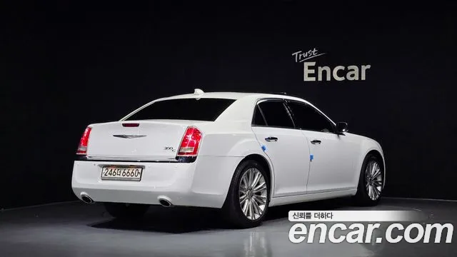 Chrysler 300C 2011 thumb 2