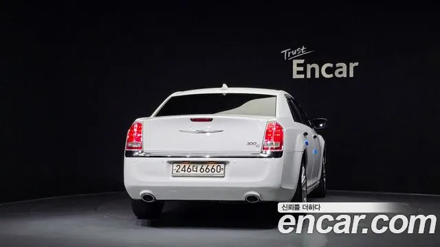 Chrysler 300C 2011 thumb 4