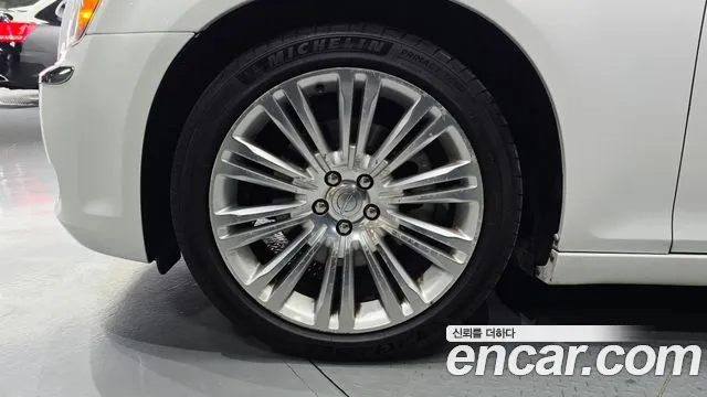 Chrysler 300C 2011 thumb 5