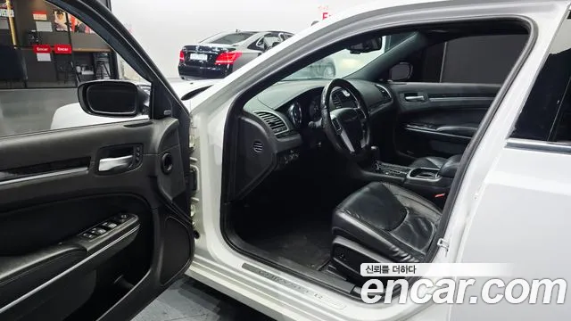 Chrysler 300C 2011 thumb 10