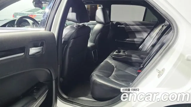 Chrysler 300C 2011 thumb 12