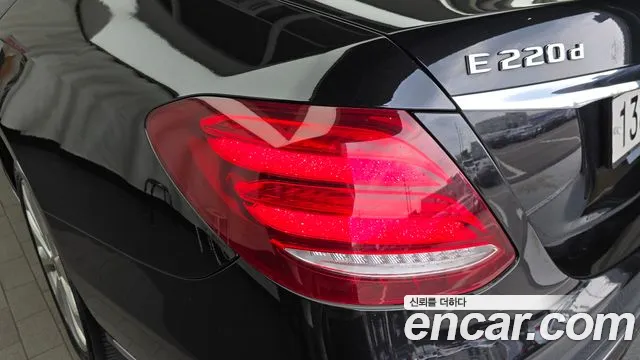 Mercedes-Benz E-Class 2019 thumb 12